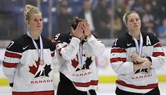 MS v hokeji en: zklamané hokejistky Kanady po finálové poráce od Amerianek.