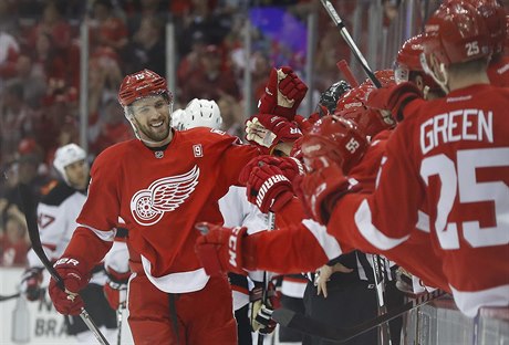 Riley Sheahan (15) slaví jeden ze svých dvou gól v síti New Jersey Devils v...