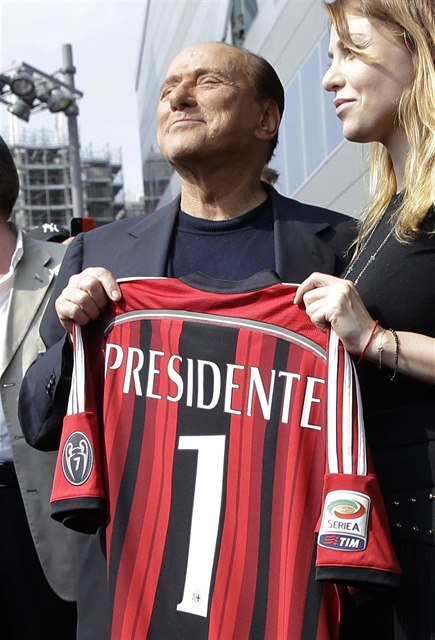 Silvio Berlusconi ji není majitelem AC Milán.