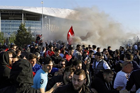 Fanouci ped stadionem Lyonu ped zápasem Evropské ligy mezi domácím a...