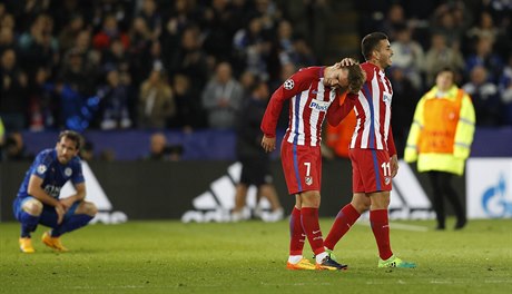 Antoine Griezmann a Angel Correa slaví postup Atlétika Madrid do semifinále...