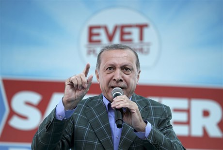 Turecký prezident Recep Tayyip Erdogan hájil ústavní zmny ped referendem.