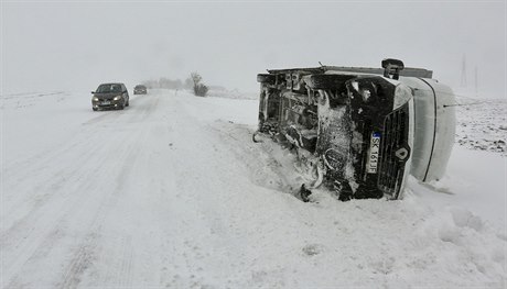 Na snímku je pevrácený kamion u silnice z Bruntálu do Opavy.