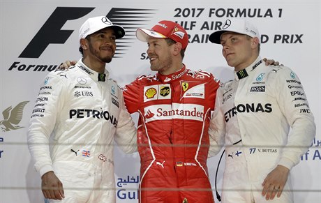 Valtteri Bottas (vpravo) skonil a za Sebastianem Vettelem a týmovým kolegou...