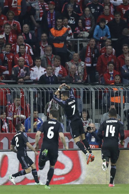 Cristiano Ronaldo slaví svj gól do sít Bayernu.