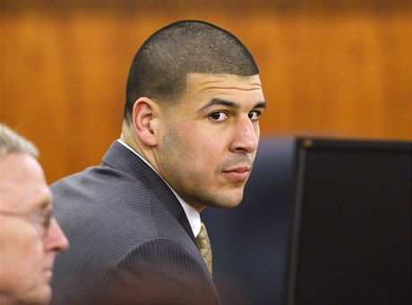 Bývalá hvzda NFL Aaron Hernandez u soudu.