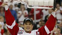 Steve Yzerman se Stanley Cupem 2002. | na serveru Lidovky.cz | aktuální zprávy