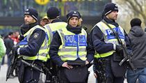 Policist hldkuj v okol stadionu Borussie ped duelem Dortmund vs. Monaco.