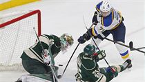 Devan Dubnyk z Minnesoty zasahuje před Vladimírem Sobotkou ze St. Louis. | na serveru Lidovky.cz | aktuální zprávy