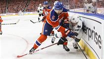 Tomáš Hertl (48) ze San Jose a Adam Larsson z Edmontonu (6) v souboji 1. kola... | na serveru Lidovky.cz | aktuální zprávy