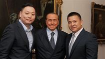 Zleva David Han Li, Silvio Berlusconi a Yonghong Li, tedy noví a bývalý majitel... | na serveru Lidovky.cz | aktuální zprávy