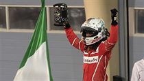 Sebastian Vettel slav vtzstv v Bahrajnu.