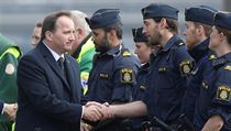 vdsk premir Stefan Lofven dkuje lenm policejnho sboru pi pietn akci.