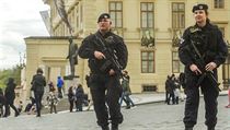 Zvýšená bezpečnostní opatření na Pražském hradě. Zvýšená bezpečnostní opatření na Pražském hradě.