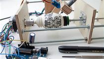 Velikonoční pomocník Eggbot umí zdobit vejce fixou, štětcem či voskem. | na serveru Lidovky.cz | aktuální zprávy