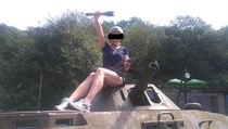 Eva Muzikářová s hákovým křížem na krku. | na serveru Lidovky.cz | aktuální zprávy