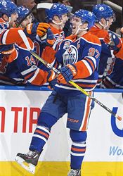 Edmonton táhne superduo. Ustojí McDavid s Draisaitlem nabitý program? Kapitán Edmontonu Connor McDavid (97) slaví svůj 100. bod v sezoně. | na serveru Lidovky.cz | aktuální zprávy