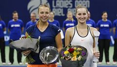 Vlevo Anett Kontaveitová z Estonska a eka Markéta Vondrouová po finále...
