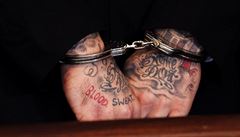 Krev, pot a slzy. Tetování na rukou zateného Aarona Hernandeze.