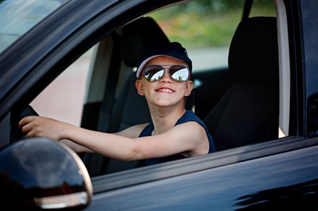 Chlapec za volantem (ilustraní foto)