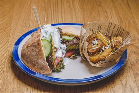 Falafel pita burger