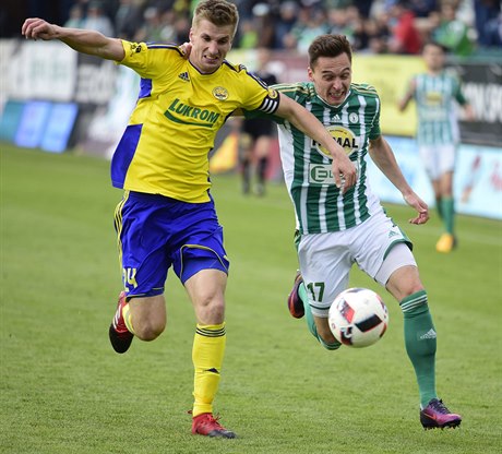 Zápas Bohemians Praha 1905 - Fastav Zlín. Hostující Jakub Jugas (vlevo) bojuje...