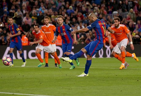 Javier Mascherano z Barcelony promuje pokutový kop proti Osasun Pamplona.