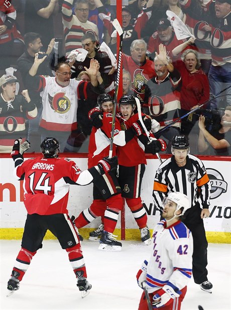 Hokejisté Ottawy slaví gól proti NY Rangers v play-off. Vyprodáno ale v bojích...