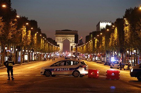 Policie uzavela oblast u Champs-Élyssés po stelb, pi ní byl zabit jeden...