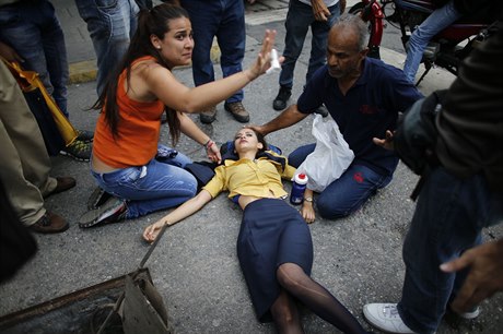 Jedna z úastnic protestu omdlela, kdy byla vystavena slznému plynu.