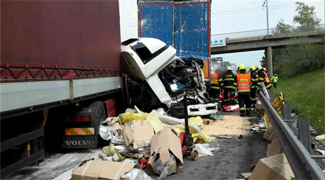 Hromadná nehoda ty nákladních voz a dodávky na dálnici D1.
