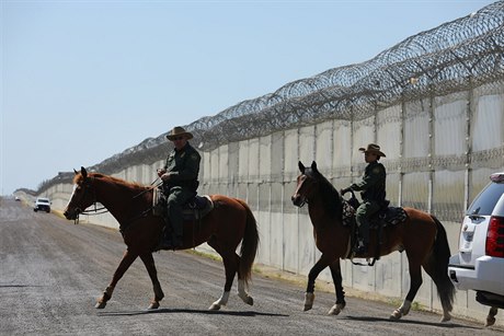Pracovníci americké Pohraniní stráe u plotu na hranici s Mexikem.