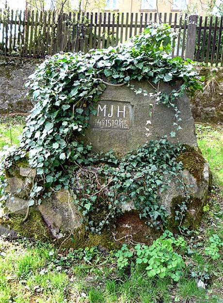 Dne 6. ervence 1915 byl vztyen pod evangelickou farou prostý kámen na památku...