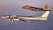 Rusk bombardr Tu-95 s americkou sthakou F-22, pezdvanou neviditeln....