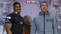 Vladimir Kliko (vpravo) a Anthony Joshua na tiskov konferenci ped jejich...