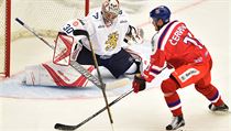 Utkání ČR - Finsko, Euro Hockey Tour. Finský brankář Harri Säteri a Roman... | na serveru Lidovky.cz | aktuální zprávy