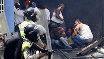 Policie bhem protestu v Caracasu.