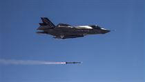 F-35 vyput raketu AIM-120.