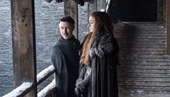 Sedmá ada seriálu Hra o trny: Sansa Stark (Sophie Turnerová) a Petyr...