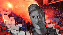 Fanouci rozprosteli portrt Frantika Rajtorala v hlediti bhem zpasu s...