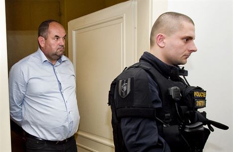 Pedseda Fotbalov asociace R Miroslav Pelta (vlevo) u Obvodnho soudu pro...