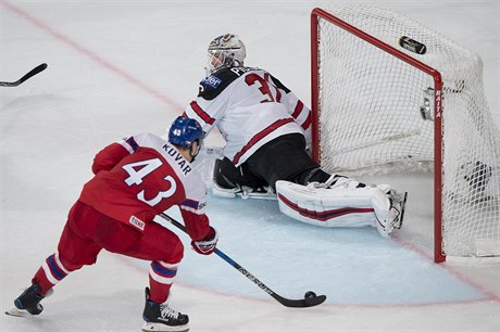 MS v hokeji 2017 - R vs. Kanada: Jan Ková ped kanadským brankáem.