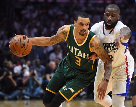 Kídelník z týmu Utah Jazz se snaí obehrát soupee z Los Angeles Clippers.