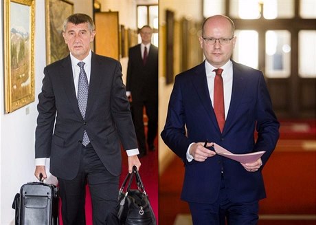 Premiér Bohuslav Sobotka a vicepremiér Andrej Babi picházejí na schzi vlády.