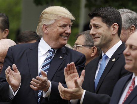 Donald Trump spolu s Paulem Ryanem oslavují pád Obamacare.