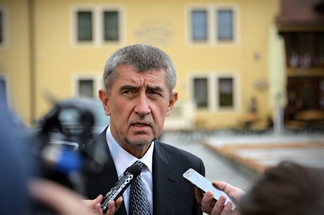 Andrej Babi odpovídá na dotazy noviná ped Pivovarským dvorem v Plzni
