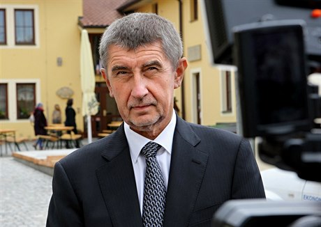 Andrej Babi odpovídá na dotazy noviná ped Pivovarským dvorem v Plzni
