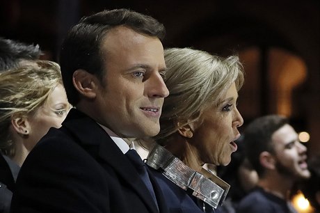 Nov zvolený prezident Emmanuel Macron se svou enou bhem národní hymny.