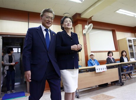 Kandidát na prezidenta Mun e-in s manelkou picházejí do volební místnosti.