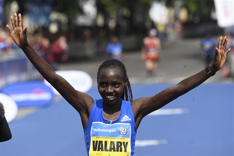 Keanka Valary Aiyabeyová vyhrála Praský maraton v traovém rekordu 2:21:58.